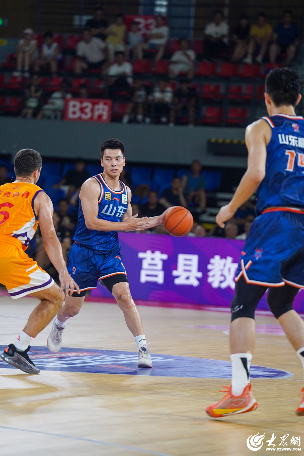 九游体育app-关于转折点！山东男篮造点机会，NBA总决赛窗口期攻防权衡，媒体盛赞，阵容厚度经受考验的信息